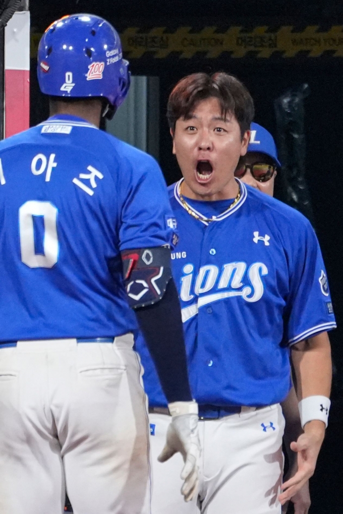 삼성 라이온즈가 18일 수원 KT 위즈파크에서 펼쳐진 KT 위즈와 2024 신한 SOL 뱅크 KBO 리그 원정 경기에서 8-6으로 승리했다. 9회 디아즈(왼쪽)가 스리런포를 치고 더그아웃으로 들어오는 순간, 강민호가 놀라는 표정을 지으며 반기고 있다. /사진=삼성 라이온즈 제공