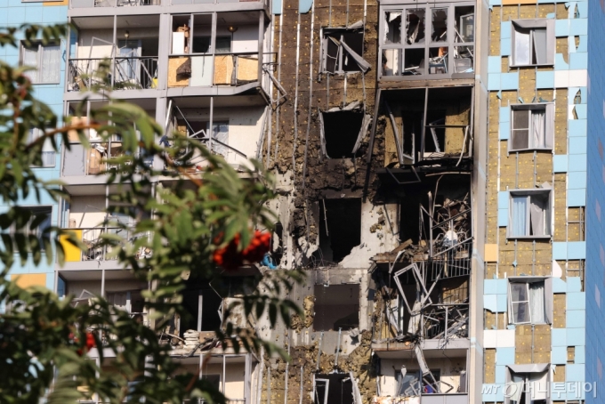 (라멘스코예 AFP=뉴스1) 우동명 기자 = 10일 (현지시간) 우크라이나의 대규모 드론 공격을 받은 모스크바 외곽 라멘스코예의 불에 타고 파괴된 아파트가 보인다. 2024.09.11  ⓒ AFP=뉴스1  Copyright (C) 뉴스1. All rights reserved. 무단 전재 및 재배포,  AI학습 이용 금지. /사진=(라멘스코예 AFP=뉴스1) 우동명 기자