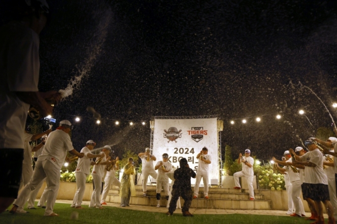 기아 타이거즈 선수들이 샴페인 골든블랑을 들고 2024 KBO 리그 정규시즌 우승을 축하하고 있다./사진제공=인터리커 