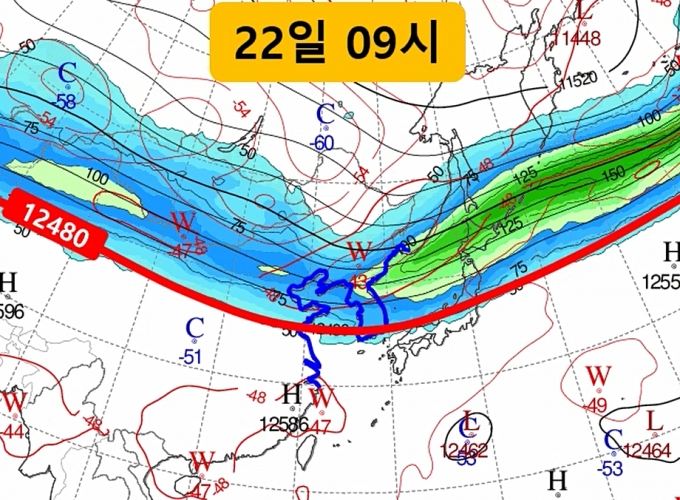 22일 오전 9시 대기 상층 기압계 예상 모습. 찬 공기를 막던 티베트고기압이 남하하며 푸른색 찬 공기가 한반도 남부지방까지도 내려간 모습이다/사진제공=기상청
