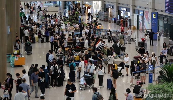  추석 연휴 마지막 날인 지난 18일 오후 인천국제공항 제1터미널 입국장이 해외 여행에서 돌아오는 여행객들로 붐비고 있다./사진= 뉴스1