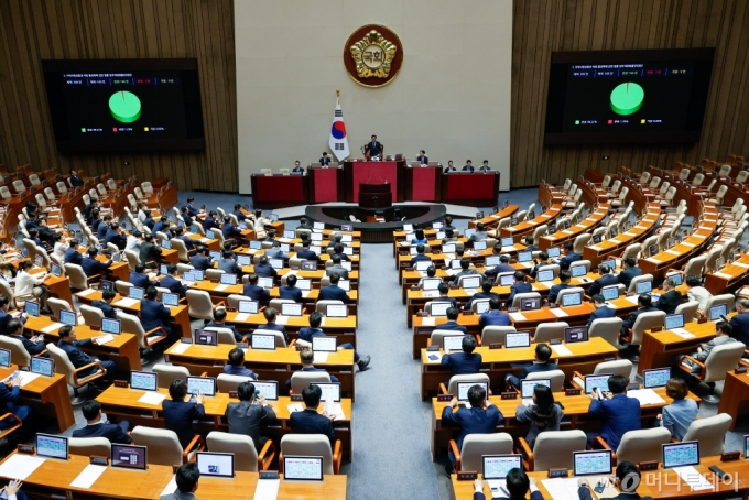 (서울=뉴스1) 안은나 기자 = 19일 오후 서울 여의도 국회에서 열린 제418회국회(정기회) 제8차 본회의에서 지역사랑상품권 이용 활성화에 관한 법률 일부개정법률안(대안)이 국민의힘 불참속 재적 300인, 재석 169인, 찬성 166인, 반대 3인, 기권 0인으로 통과되고 있다. 2024.9.19/뉴스1  Copyright (C) 뉴스1. All rights reserved. 무단 전재 및 재배포,  AI학습 이용 금지. /사진=(서울=뉴스1) 안은나 기자