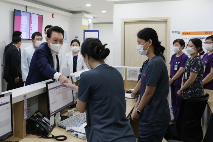 윤석열 대통령이 추석 연휴 마지막 날인 18일 서울 성북구 성북 우리아이들병원을 찾아 간호사들을 격려하고 있다. /사진=대통령실 제공