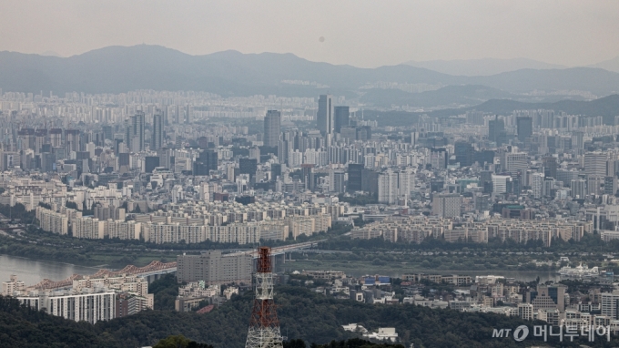 (서울=뉴스1) 이재명 기자 = 올해 3분기 서울에서 재건축이 가능한 30년 초과 노후 아파트 거래량이 늘어난 것으로 나타났다.  국토교통부 실거래가시스템에 신고된 연령대별 아파트 거래 비중을 보면 전체 거래량의 21.2%를 차지했다.  사진은 19일 오후 서울 강남구 압구정 현대아파트 단지의 모습. 2024.9.19/뉴스1  Copyright (C) 뉴스1. All rights reserved. 무단 전재 및 재배포,  AI학습 이용 금지. /사진=(서울=뉴스1) 이재명 기자