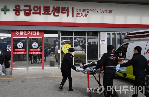  119구급대가 광주 동구 전남대병원 응급실로 환자를 이송하고 있다./사진=[광주=뉴시스] 박기웅 기자