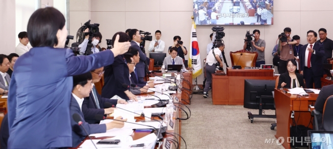 14일 오전 서울 여의도 국회 법제사법위원회에서 열린 김영철 서울북부지검 차장검사 '탄핵소추사건 조사'와 관련한 청문회에서 전현희 더불어민주당(왼쪽)과 송석준 국민의힘 의원이 전 의원의 권익위 간부 사망 관련 의사진행 발언을 놓고 언쟁을 벌이고 있다. 2024.8.14/사진=뉴스1 