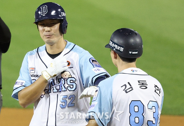 적시타를 치고 기뻐하는 김재호(왼쪽). /사진=김진경 대기자