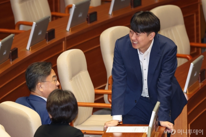 이준석 개혁신당 의원과 신장식 조국혁신당 의원이 19일 오후 서울 여의도 국회에서 열린 제418회국회(정기회) 제8차 본회의 시작에 앞서 대화를 나누고 있다. 2024.09.19.  /사진=뉴시스