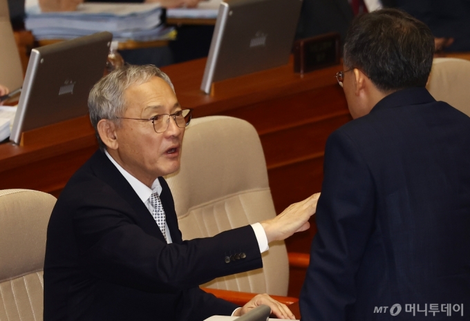 (서울=뉴스1) 김민지 기자 = 유인촌 문화체육관광부 장관이 12일 오후 서울 여의도 국회 본회의장에서 열린 교육·사회·문화 분야 대정부질문에서 추경호 국민의힘 원내대표와 대화하고 있다. 2024.9.12/뉴스1  Copyright (C) 뉴스1. All rights reserved. 무단 전재 및 재배포,  AI학습 이용 금지. /사진=(서울=뉴스1) 김민지 기자