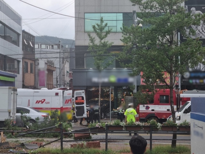 20일 오전 10시40분쯤 서울 강북구 미아동의 한 햄버거 가게 내부로 제네시스 차량이 돌진했다. /사진=독자제공