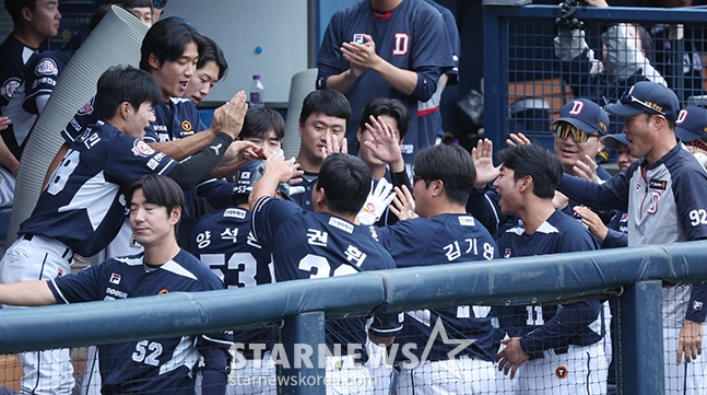 '2024 신한 SOL 뱅크 KBO리그' LG-두산전이 21일 서울 잠실야구장에서 더블헤더로 열렸다.  두산 양석환이 DH 1차전 6회초 1사 1루에서 좌월 2점 홈런을 날리고 후 홈인한 후 동료들의 축하를 받고 있다. /사진=김진경 대기자