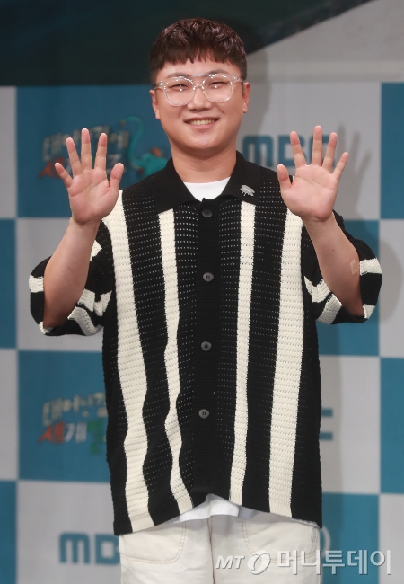 크리에이터 빠니보틀이 MBC 예능 '태어난 김에 세계일주2' 제작발표회에 참석해 포즈를 취하고 있다.