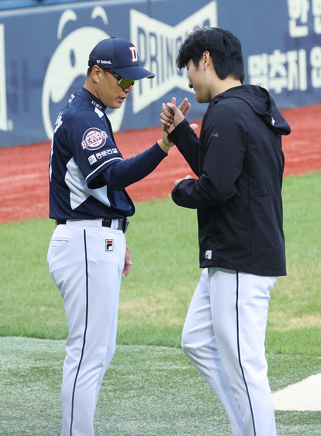 [포토] 곽빈 14승 축하하는 이승엽 감독