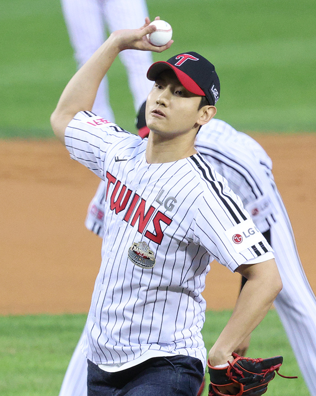 [포토] 최강창민 '시구가 동방신기'