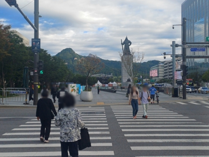 22일 오전 8시30분 서울 중구 광화문광장. 횡단보도를 건너는 시민들 중엔 반팔을 입은 사람도, 긴팔을 입은 사람도 있었다/사진=오석진 기자