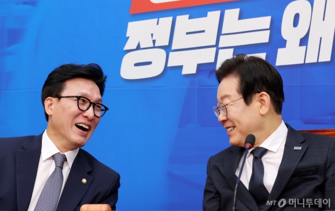 [서울=뉴시스] 조성우 기자 = 이재명(오른쪽) 더불어민주당 대표가 11일 오전 서울 여의도 국회에서 열린 최고위원회의에서 김민석 최고위원과 대화하고 있다. 2024.09.11. xconfind@newsis.com /사진=조성우