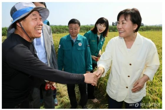 서울=뉴스1) 박지혜 기자 = 송미령 농림축산식품부 장관이 18일 충남 당진 벼 수확현장을 찾아 농민들과 인사를 나누고 있다. (농림축산식품부 제공) 2024.8.18/뉴스1 Copyright (C) 뉴스1. All rights reserved. 무단 전재 및 재배포, AI학습 이용 금지. /사진=(서울=뉴스1) 박지혜 기자