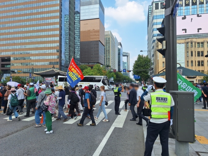  경찰 두 명이 횡단보도 하나를 관리할 때도 시민들이 금세 붐빈다. 교통 경찰들은 뜨거운 엔진 열기 속에서 뒤에서 빵빵 울리는 클락션 소리까지 감당해야 한다. /사진=김지은 기자