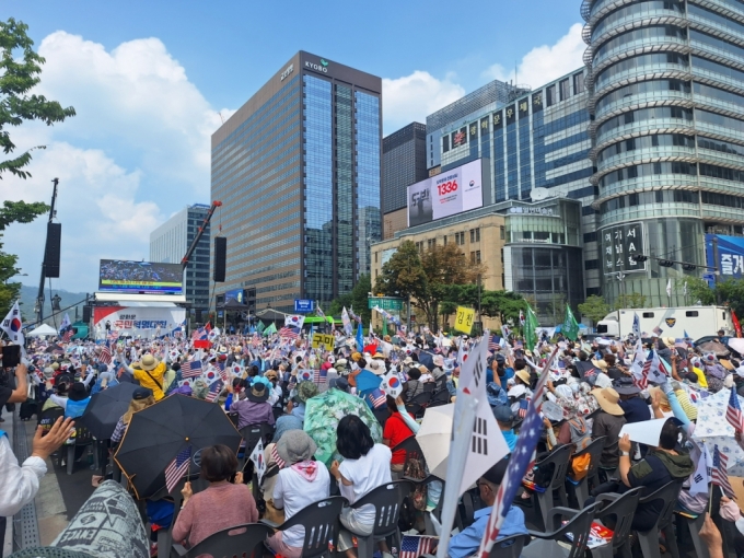 지난 7일 서울 종로구 세종대로 앞에서 진행된 대규모 집회 현장. /사진=김지은 기자