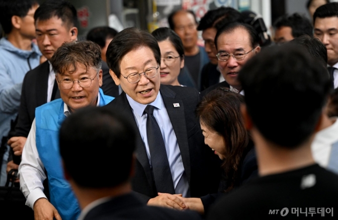 [영광=뉴시스] 김혜인 기자 = 10·16영광·곡성군수 재보궐 선거를 앞둔 23일 오전 전남 영광군터미널시장에서 이재명 더불어민주당 대표와 지역 군수 후보자·지도부가 상인을 만나 지지를 호소하고 있다. 2024.09.23. hyein0342@newsis.com /사진=