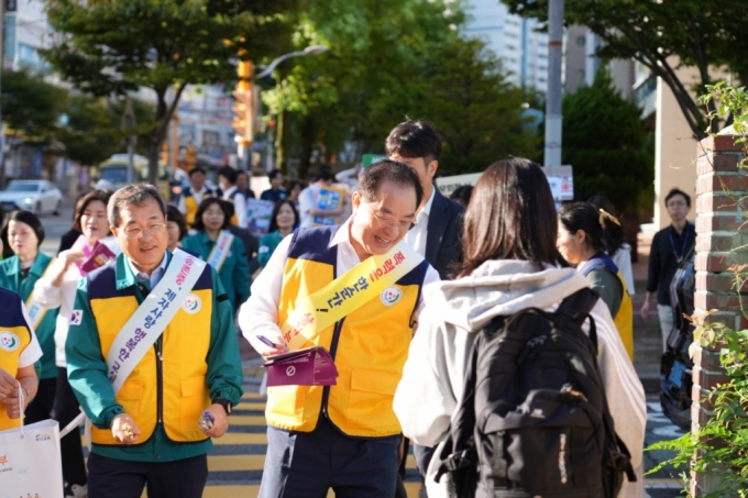 하윤수 부산교육감(사진 가운데)이 신곡중학교를 찾아 딥페이크 예방 등 내용을 담은 리플릿을 나눠주고 있다./사진제공=부산교육청