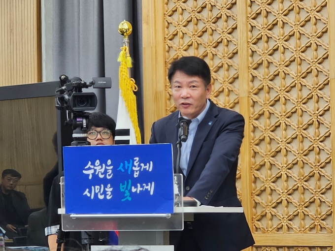 곽도용 수원시 문화청년체육국장이 3대 가을축제를 소개하고 있다./사진=이민호기자