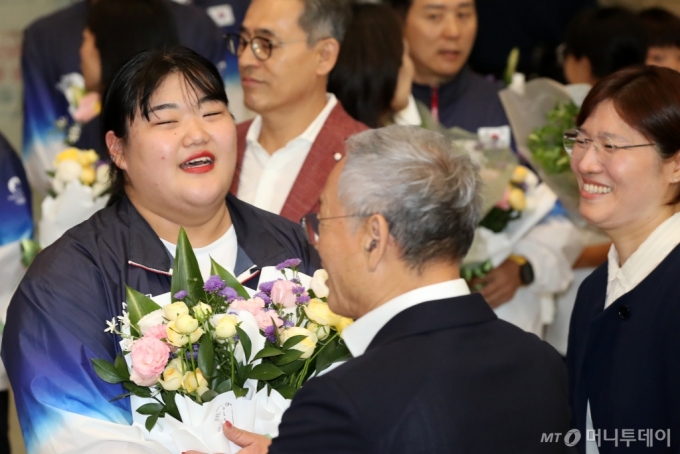 (인천공항=뉴스1) 이승배 기자 = 대한민국 역도 대표팀 박혜정이 파리 올림픽을 마치고 13일 인천국제공항을 통해 귀국해 유인촌 문화체육관광부 장관, 장미란 2차관과 대화하고 있다. 2024.8.13/뉴스1  Copyright (C) 뉴스1. All rights reserved. 무단 전재 및 재배포,  AI학습 이용 금지. /사진=(인천공항=뉴스1) 이승배 기자