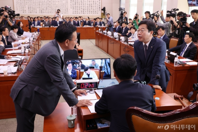 23일 오전 서울 여의도 국회에서 열린 법제사법위원회 전체회의에서 정청래(가운데) 위원장이 유상범(왼쪽) 국민의힘 간사, 김승원 더불어민주당 간사를 불러 대화하고 있다. 2024.09.23. /사진=뉴시스 /사진=조성우