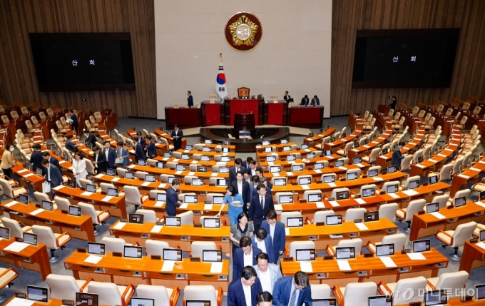 지난 19일 오후 서울 여의도 국회에서 열린 제418회국회(정기회) 제8차 본회의에서 김건희 특검법, 채해병 특검법, 지역화폐법 표결을 마친 야당 의원들이 퇴장하고 있다. /사진=뉴스1