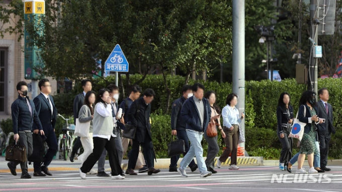 아침 기온이 뚝 떨어져 쌀쌀한 가운데 시민들이 출근하기 위한 발걸음을 재촉하고 있다./사진=뉴시스