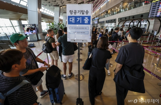 [서울=뉴시스] 정병혁 기자 = 10일 서울 강서구 김포공항 국내선 탑승장에서 여행객들이 탑승수속을 하기 위해 줄 서 있다. 제주도관광협회는 추석 귀성 행렬이 시작되는 12일부터 18일까지 추석 연휴 기간 29만7000여명이 제주를 찾을 것으로 보인다고 밝혔다. 이는 지난해 코로나19 엔데믹 이후 처음 맞았던 추석 연휴 기간 31만4602명과 비교해 5.6％ 줄어든 수치다. 2024.09.10. jhope@newsis.com /사진=정병혁