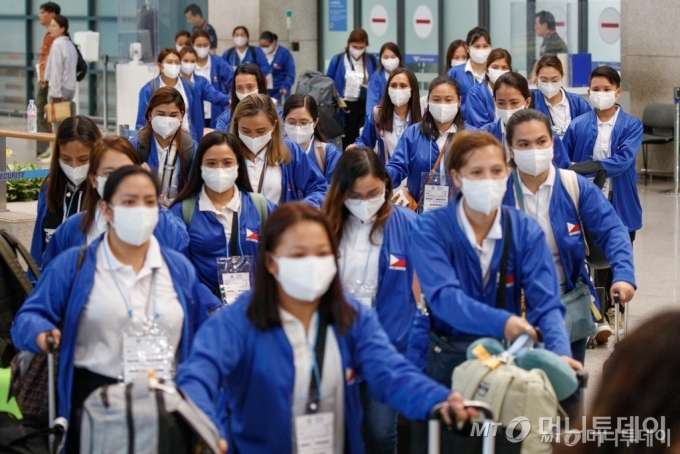 외국인 가사관리사 시범사업에 참여하는 필리핀 노동자들이 6일 인천국제공항을 통해 입국하고 있다. /사진=이기범