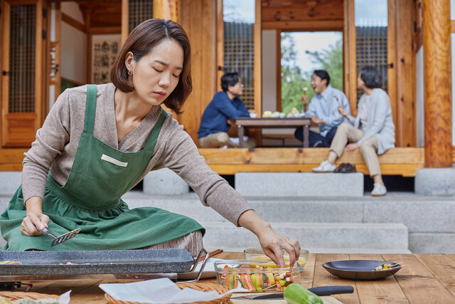 아내가 추석 연휴 2일 동안 음식을 하고 시댁에서 220만원을 받아가자 남편이 "너무 과하다"며 불만을 토로한 사연이 공개됐다. 사진은 기사와 관련없음./사진=게티이미지뱅크