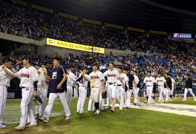 두산 베어스가 23일 잠실구장에서 열린 SSG 랜더스와 2024 신한 SOL 뱅크 KBO 리그 홈 경기에서 8-4로 승리했다. 승리 후 두산 선수들의 모습. /사진=두산 베어스 제공 