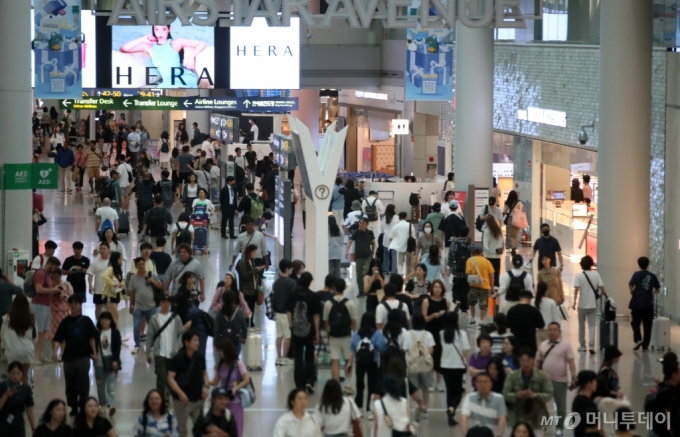 (인천공항=뉴스1) 이승배 기자 =13일 인천국제공항 면세구역이 이용객들로 북적이고 있다.  