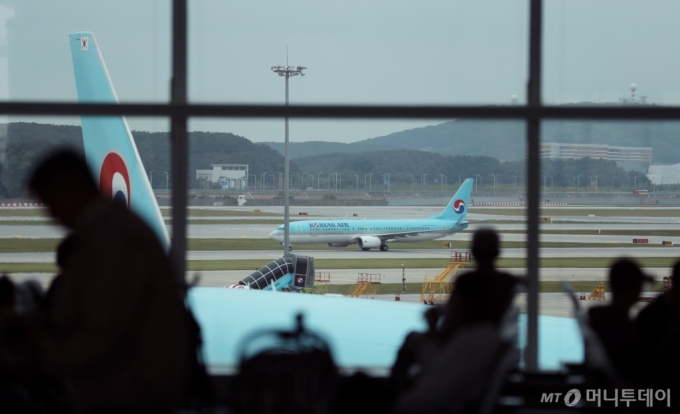 (인천공항=뉴스1) 이승배 기자 = 30일 인천국제공항에서 비행기가 착륙하고 있다. 2024.5.30/뉴스1  Copyright (C) 뉴스1. All rights reserved. 무단 전재 및 재배포,  AI학습 이용 금지.