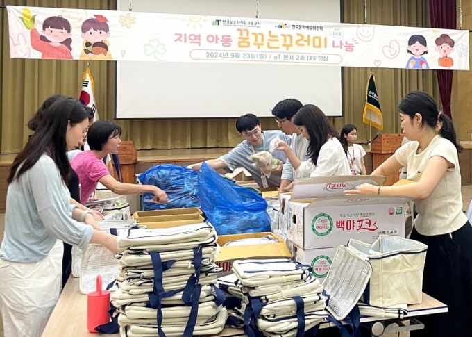 aT 임직원들이  '꿈꾸는 꾸러미'를 직접 포장하고 있다. /사진제공=한국농수산식품유통공사