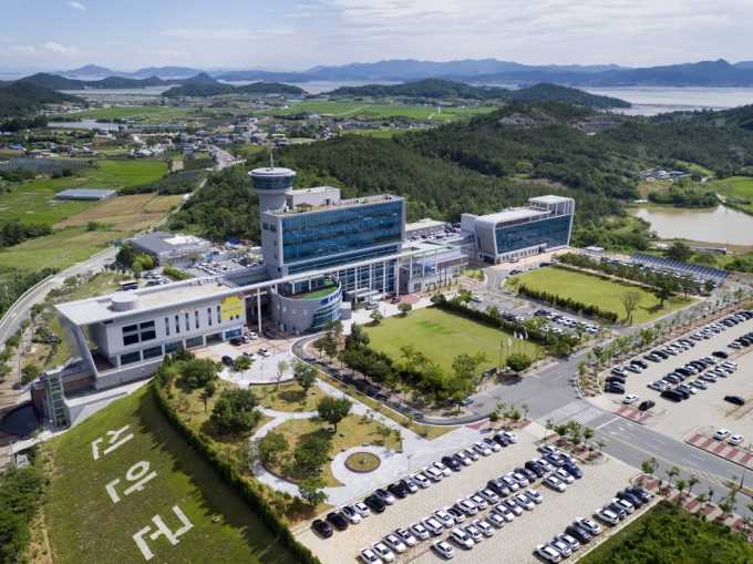 신안군청 청사 전경. /사진제공=신안군