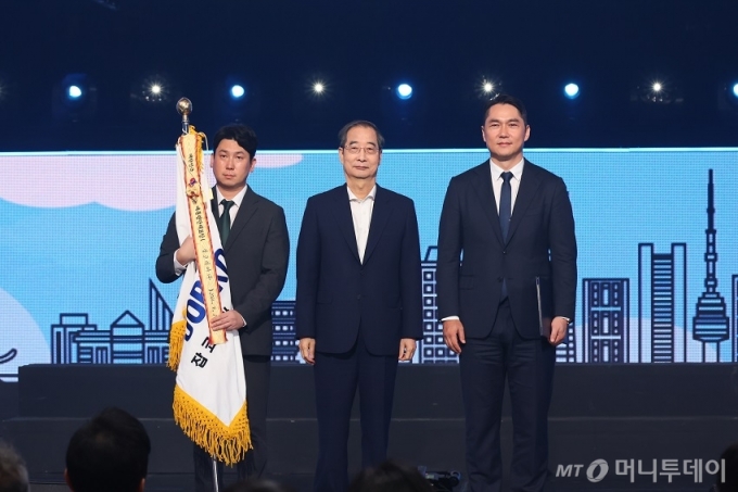 한덕수 국무총리(가운데)와 윤현준 잡코리아 대표이사(맨 오른쪽)./사진제공=잡코리아.