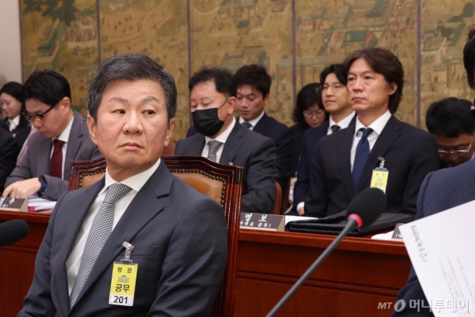 [서울=뉴시스] 고승민 기자 = 정몽규 대한축구협회장과 홍명보 축구국가대표팀 감독이 24일 서울 여의도 국회에서 열린 문화체육관광위원회의 대한축구협회 등에 대한 현안질의에 참석해 있다. 2024.09.24. kkssmm99@newsis.com /사진=고승민