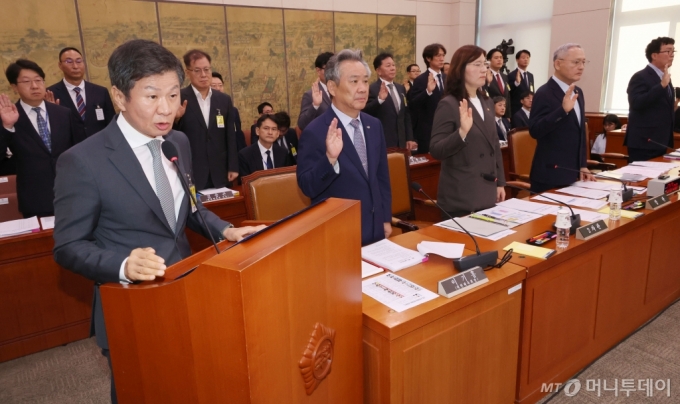 [서울=뉴시스] 조성우 기자 = 24일 오전 서울 여의도 국회에서 열린 문화체육관광위원회의 대한축구협회 등에 대한 현안질의에서 유인촌(오른쪽 두 번째) 문화체육관광부 장관, 정몽규(왼쪽) 대한축구협회장, 홍명보 축구 국가대표팀 감독 등이 증인 선서를 하고 있다. 2024.09.24. xconfind@newsis.com /사진=조성우