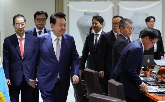 윤석열 대통령이 24일 서울 용산 대통령실 청사에서 열린 제41회 국무회의에 입장하고 있다. /사진=뉴시스