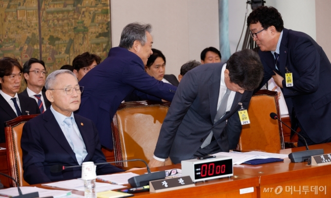 (서울=뉴스1) 안은나 기자 = 이기흥 대한체육회장이 김택규 대한배드민턴협회장과 24일 오전 서울 여의도 국회 문화체육관광위원회 전체회의에 출석해 악수를 하면 인사를 나누고 있다. 정몽규 대한축구협회장은 출석해 인사하고 있다. 2024.9.24/뉴스1  Copyright (C) 뉴스1. All rights reserved. 무단 전재 및 재배포,  AI학습 이용 금지. /사진=(서울=뉴스1) 안은나 기자