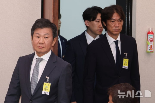 정몽규(왼쪽) 대한축구협회장과 홍명보 축구 국가대표팀 감독이 24일 국회에서 열린 문화체육관광위원회 현안질의에서 출석하고 있다. /사진=뉴시스