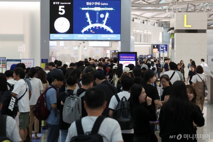 추석 연휴를 앞둔 지난 12일 오후 인천국제공항 1터미널 출국장이 해외 여행을 떠나려는 여행객들로 붐비고 있다. /사진=뉴스1