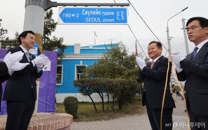 [서울=뉴시스] 고범준 기자 = 이상민(오른쪽 두번째) 행정안전부 장관과 냠오소르 오츠랄 몽골 내각관방부장관이 23일(현지시간) 몽골 울란바토르 시내 중심가에 위치한 서울의 거리 도로명판 제막식에서 양국 참석자들과 도로명판 제막하고 박수치고 있다. (사진=행정안전부 제공) 2024.09.23. photo@newsis.com *재판매 및 DB 금지 /사진=