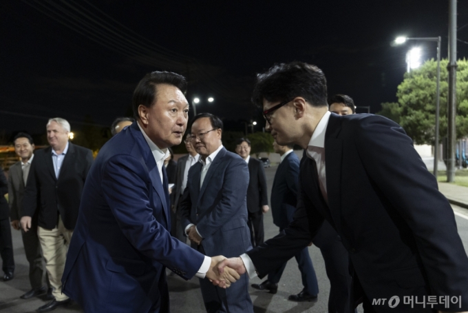  윤석열 대통령이 24일 서울 용산 대통령실 앞 분수정원에서 열린 국민의힘 지도부 초청 만찬을 마친 뒤 한동훈 대표와 악수하고 있다. (사진=대통령실 제공) 2024.09.24.*재판매 및 DB 금지 /사진=