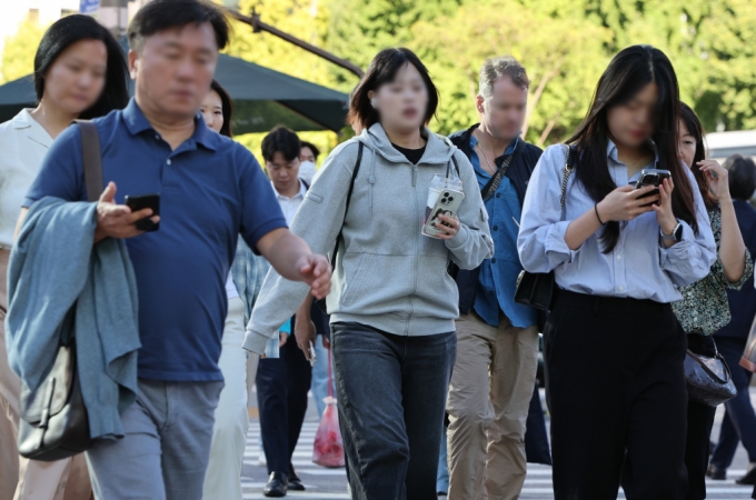  24일 서울 종로구 세종대로 사거리에서 긴팔 옷을 입은 시민들이 발걸음을 옮기고 있다. 사진=뉴시스