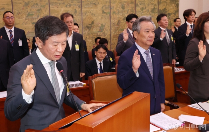 (서울=뉴스1) 안은나 기자 = 정몽규 대한축구협회장이 24일 오전 서울 여의도 국회에서 열린 문화체육관광위원회의 대한축구협회 등에 대한 현안질의에서 홍명보 축구 국가대표팀 감독 등과 증인 선서를 하고 있다. (공동취재) 2024.9.24/뉴스1  Copyright (C) 뉴스1. All rights reserved. 무단 전재 및 재배포,  AI학습 이용 금지. /사진=(서울=뉴스1) 안은나 기자