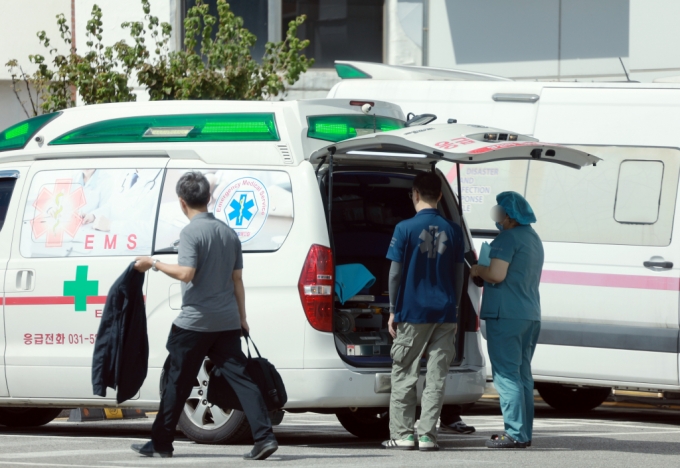 서울 시내 대학병원 응급실에 도착한 구급차량에서 의료진이 환자 상태를 살피고 있다./사진=뉴스1